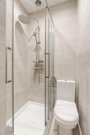 Douche, sèche-cheveux, serviettes fournies