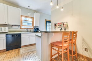 Fridge, microwave, stovetop, dishwasher - Steps to Dtwn & River! Boyne City Family Retreat (Boyne City)