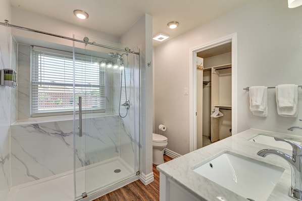 Hair dryer, towels - Pet-Friendly Family Home 3 Mi to Lake Lewisville (Lewisville)