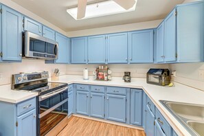 Dishwasher, coffee/tea maker, cookware/dishes/utensils, dining tables