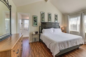 3 bedrooms, desk, iron/ironing board, Internet - Pet-Friendly Family Home 3 Mi to Lake Lewisville (Lewisville)