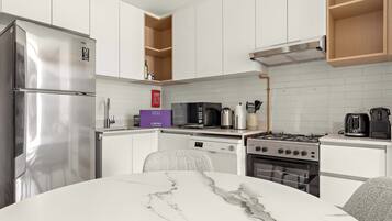 Een koelkast, een magnetron, een oven, een kookplaat