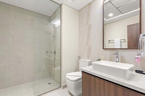 Shower, hair dryer, towels - Silkhaus Premium 1BDR | Minutes walk to Reem Beach! (Abu Dhabi)