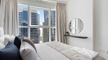 2 habitaciones, escritorio, tabla de planchar con plancha y wifi