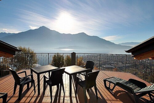 Casa Osmanto A: A cozy and welcoming apartment situated at a short distance from the shores of Lake Como, with Free WI-FI.