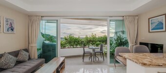 1BR Escape Near Beach & Local Bites C195