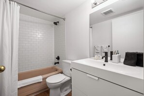 Ducha, secador de pelo, toallas y champú