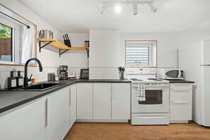 Een koelkast, een magnetron, een oven, een kookplaat
