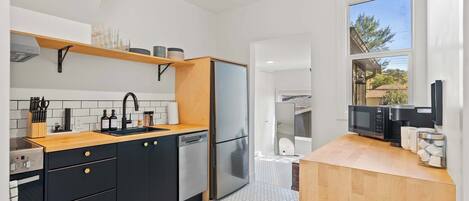 Frigorífico, microondas, horno y placa de cocina