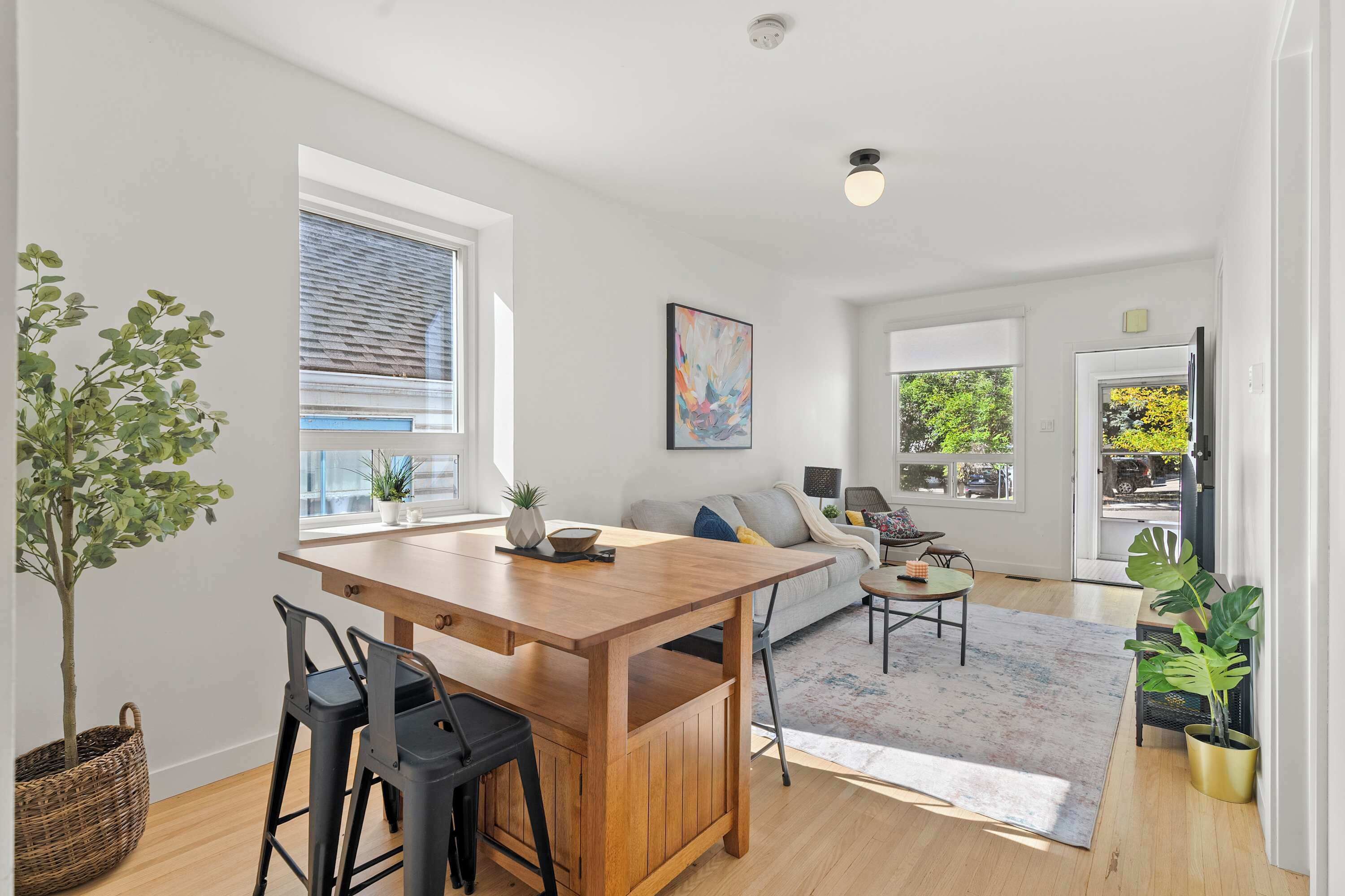 The Lokal | 2 Kings + Queen Suite In Sunnyside Yyc - Calgary