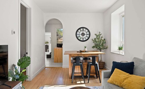 The Lokal | 2 Kings + Queen Suite in Sunnyside YYC