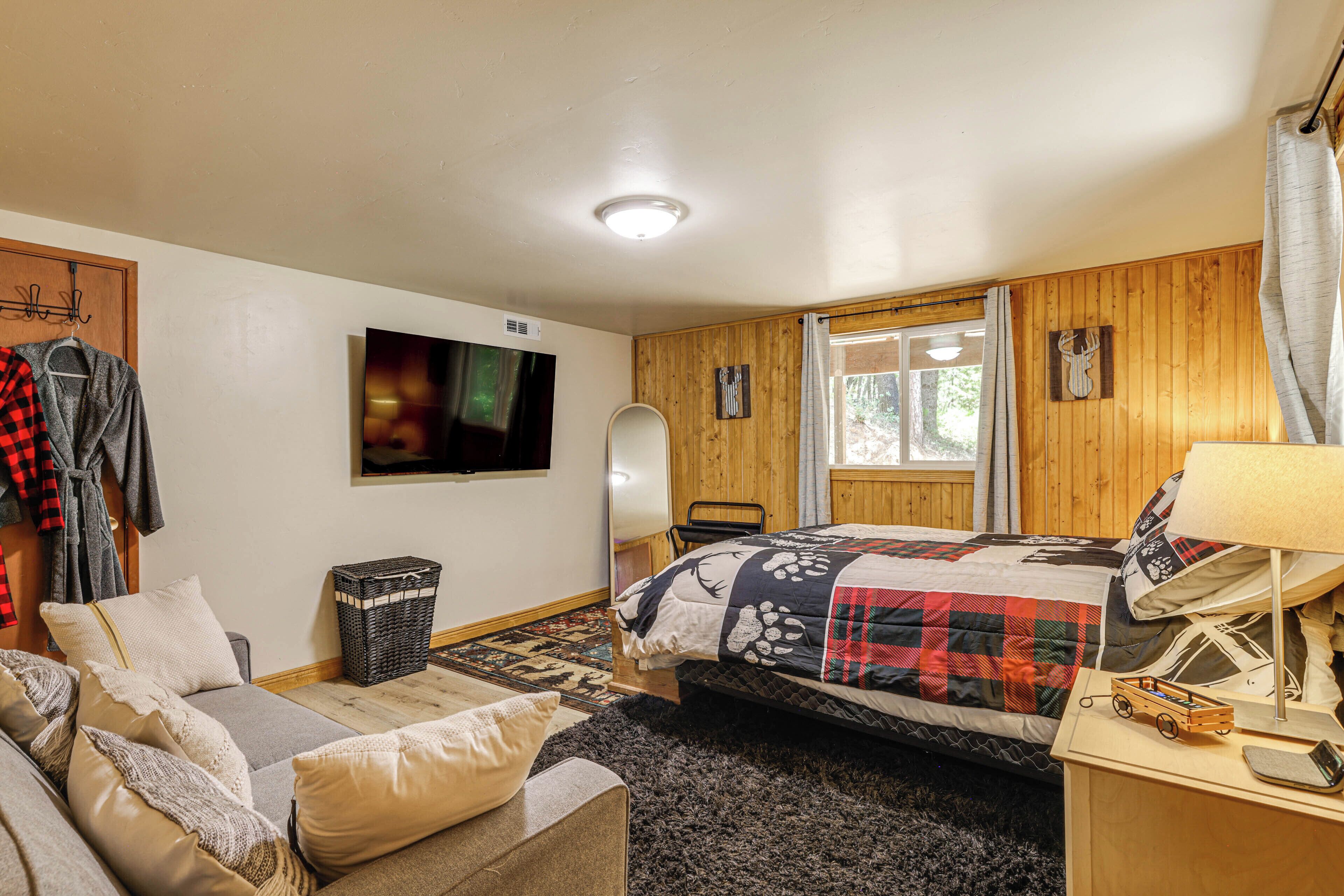 2 bedrooms, iron/ironing board, internet, bed sheets