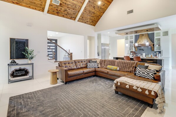 Fernseher, Kamin, Bücher