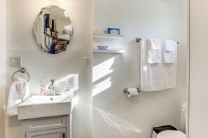 Hair dryer, towels - Pet Friendly! Norfork Lake Getaway w/ Fire Pit (Mountain Home)
