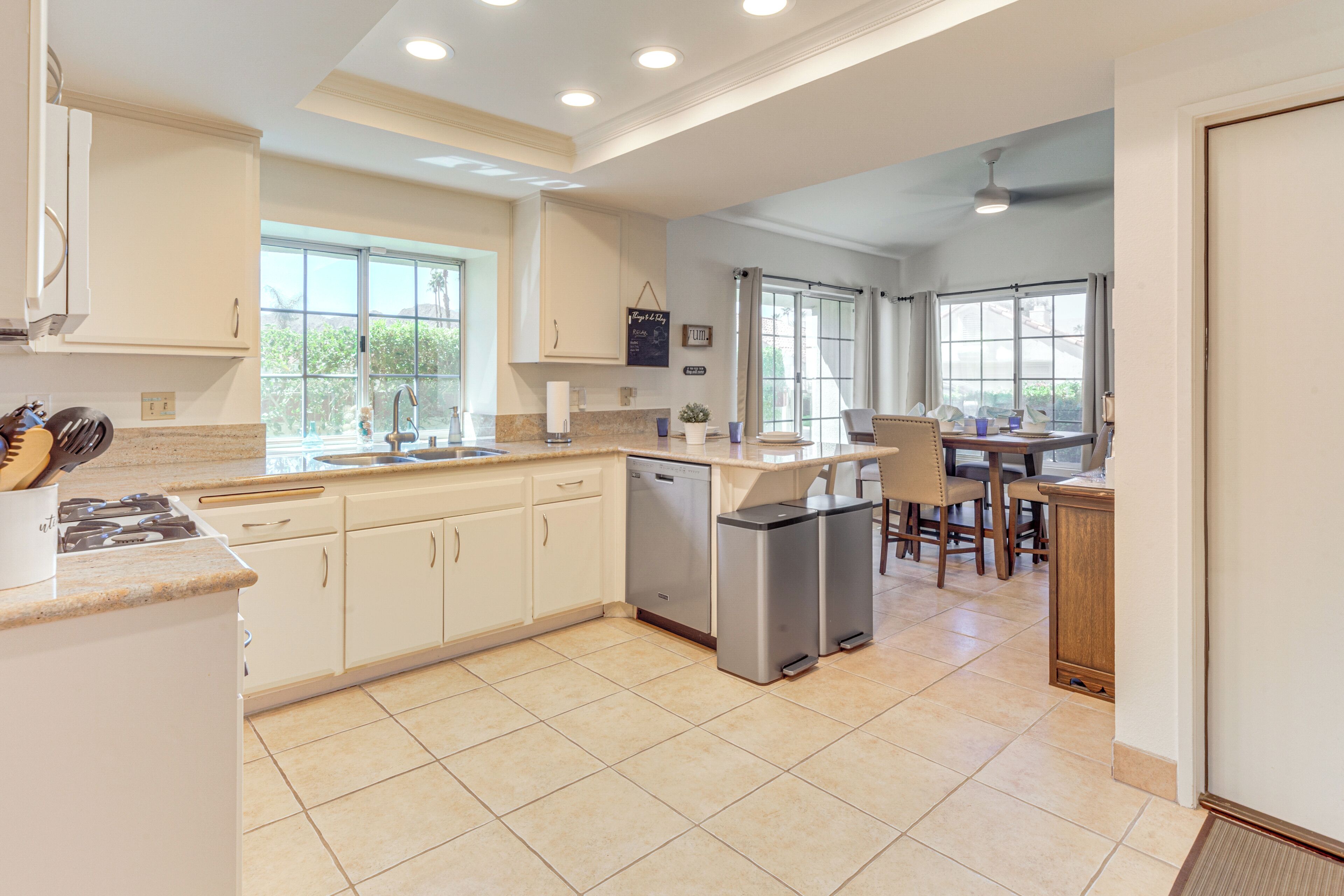 Réfrigérateur, micro-ondes, plaque de cuisson, lave-vaisselle