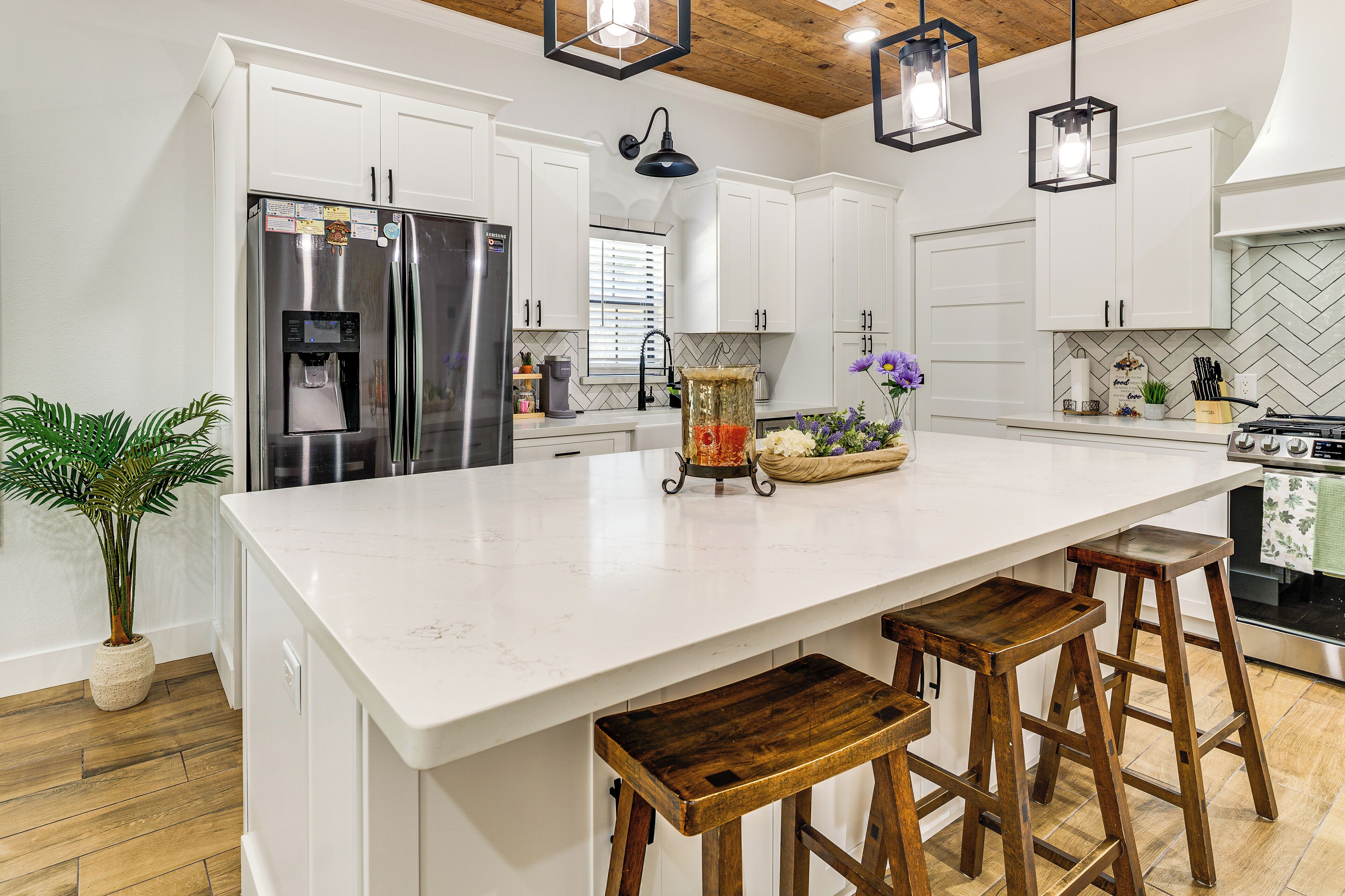 Geladeira, micro-ondas, cooktop, lava-louças