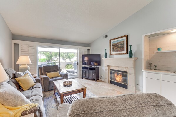 TV, fireplace, books - In Golf Course Community: Palm Desert Escape! (Palm Desert)