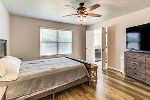 2 bedrooms, Internet, bed sheets - 9 Mi to College Station: Dog-Friendly Home w/ Yard (Bryan)