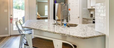 Fridge, microwave, stovetop, dishwasher