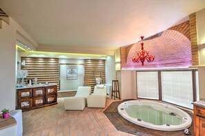 Spa - Casa Nocetta F: A characteristic and welcoming age-old farm house surrounded by the greenery, with Free WI-FI. (Montefiascone)