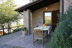 Outdoor dining - Casa Nocetta F: A characteristic and welcoming age-old farm house surrounded by the greenery, with Free WI-FI. (Montefiascone)