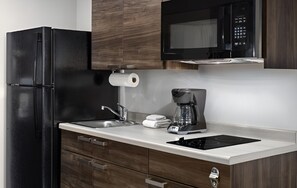 Kühlschrank, Mikrowelle, Wasserkocher mit Kaffee-/Teezubehör