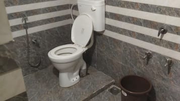 Deluxe Room | Bathroom | Shower, towels, soap, shampoo