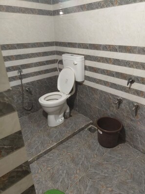 Camera Deluxe | Bagno | Doccia, asciugamani, sapone, shampoo