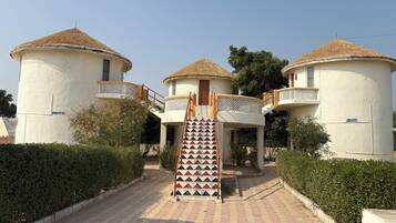 Vista frontal de la propiedad