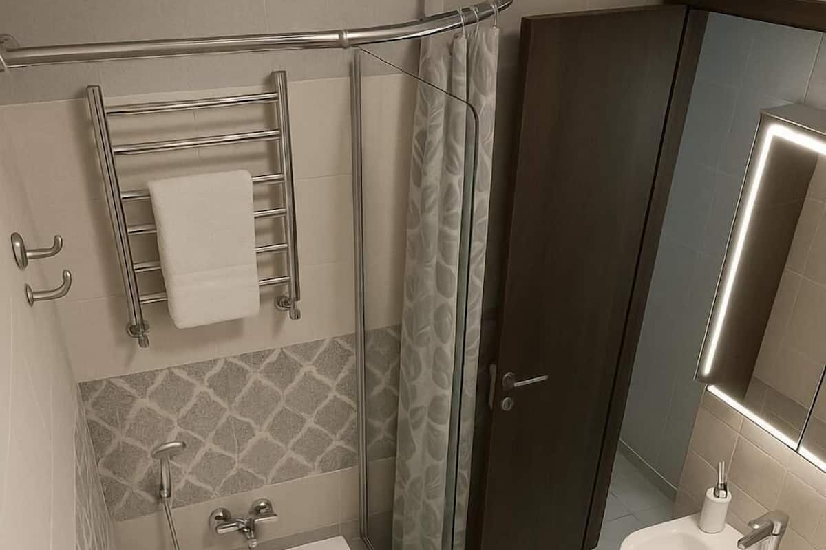 Luxury Suite, Balcony | Bathroom | Towels, soap, shampoo