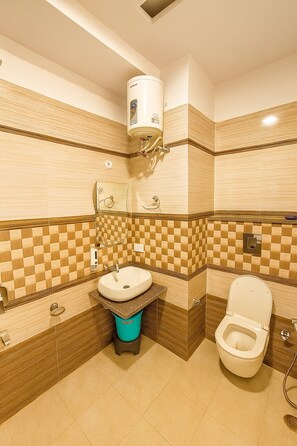 Deluxe Double Room, Balcony | Bathroom | Towels, soap, shampoo