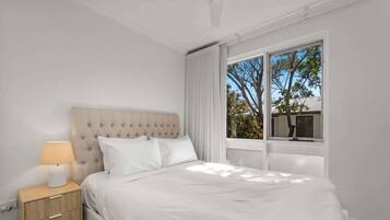 2 bedrooms, desk, iron/ironing board, WiFi