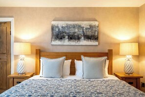 6 bedrooms, iron/ironing board, travel cot, WiFi