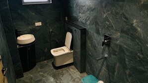 Ein kleines Badezimmer mit Toilette, Waschbecken und Dusche.