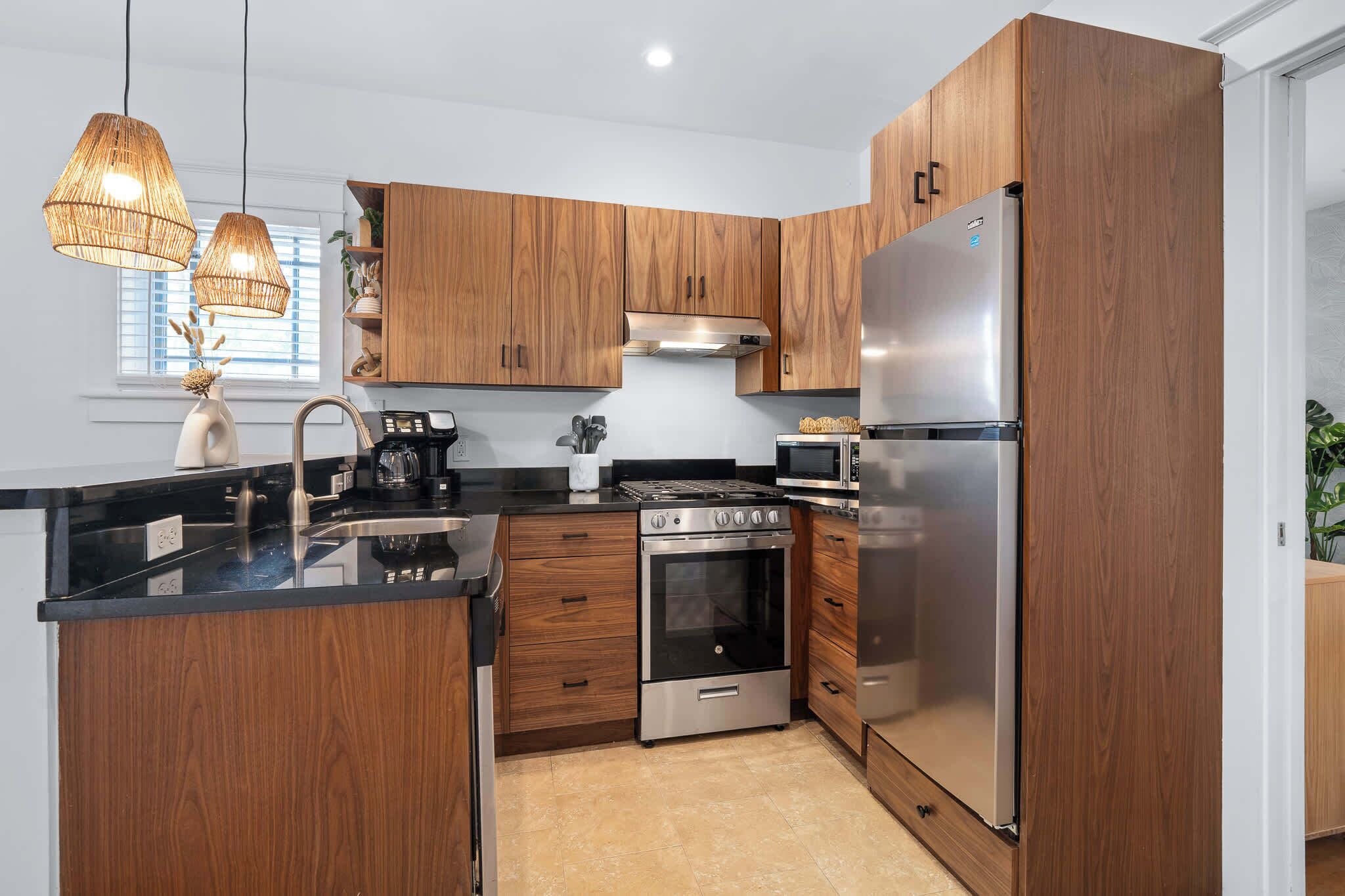 冷蔵庫、電子レンジ、オーブン、コンロ