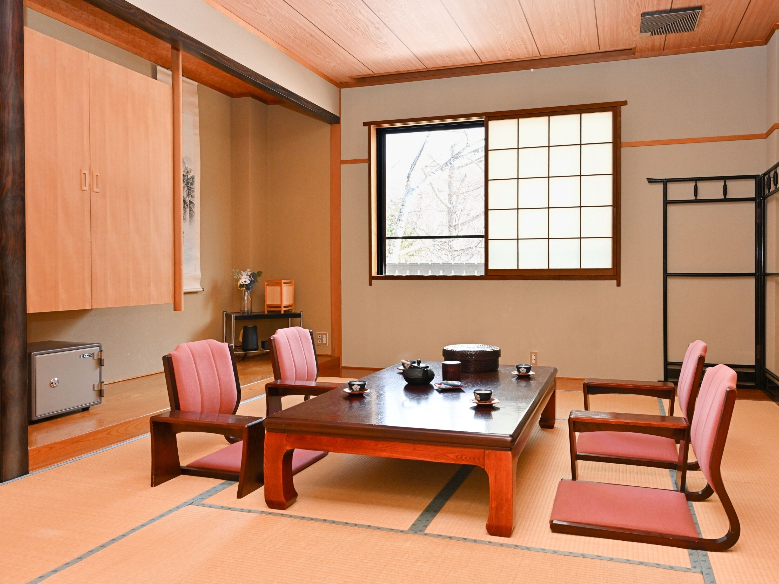 Neljän hengen perushuone, tupakointi kielletty, vuoristonäköala | Tallelokero huoneessa, ilmainen Wi-Fi