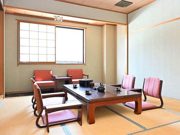 Neljän hengen standard-huone, tupakointi kielletty, vuoristonäköala | Tallelokero huoneessa, ilmainen Wi-Fi