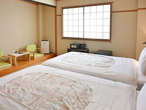 Kahden hengen perushuone (kaksi sänkyä), tupakointi kielletty, vuoristonäköala | Tallelokero huoneessa, ilmainen Wi-Fi