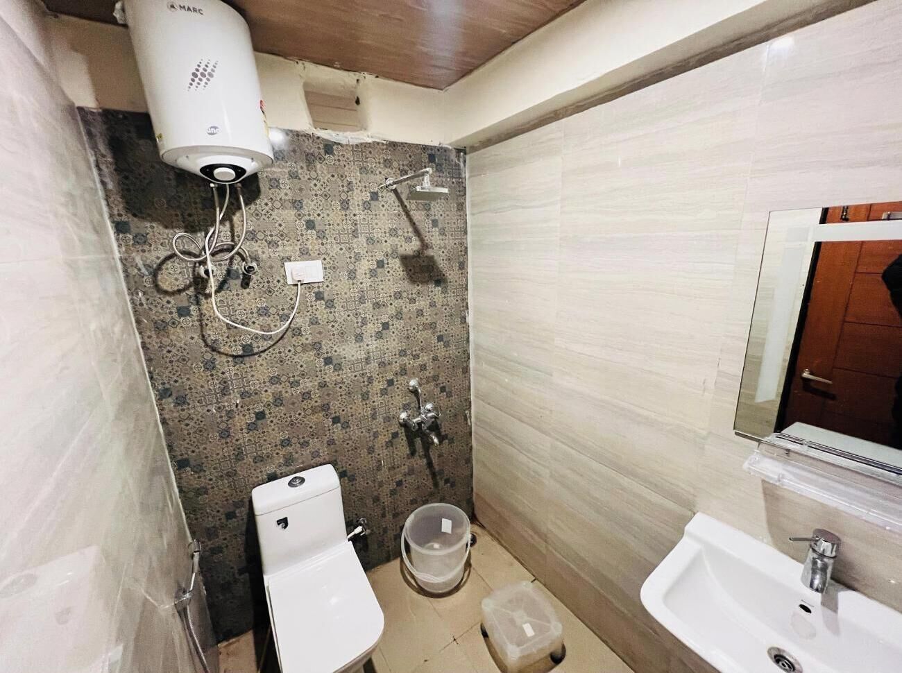 Basic dubbelrum - utsikt mot staden | Badrum | Dusch, handdukar, tvål och toalettpapper