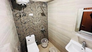 Une petite salle de bain comprenant des toilettes, un bidet et un lavabo.