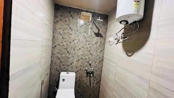 Ducha, toallas, jabón y papel higiénico