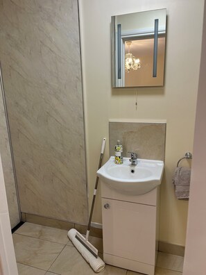Room 2 Maple | Badkamer | Een haardroger, vloerverwarming, handdoeken, zeep