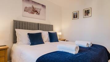 2 bedrooms, desk, iron/ironing board, WiFi