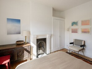 3 bedrooms, desk, iron/ironing board, WiFi