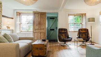 テレビ、暖炉、書庫、書斎 / ワークスペース