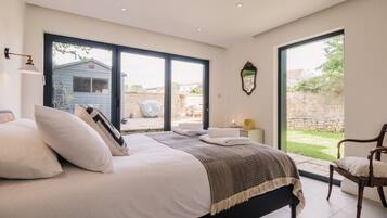 3 室のベッドルーム、デスク、アイロン / アイロン台、WiFi