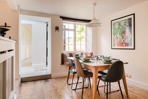 Dining - Historic 3 Bedroom Cottage in the Cotswolds (Milton-under-Wychwood)