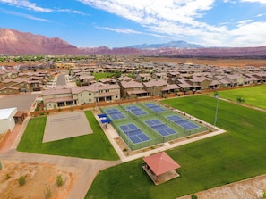 Sport court - Relax in Style at Paradise Village – Pool & Pickleball! (Santa Clara)