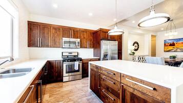 Micro-ondes, four, plaque de cuisson, lave-vaisselle