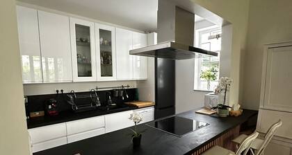 La Maison du Bonheur avec jardin et parking privatif au centre de Saint Ouen.